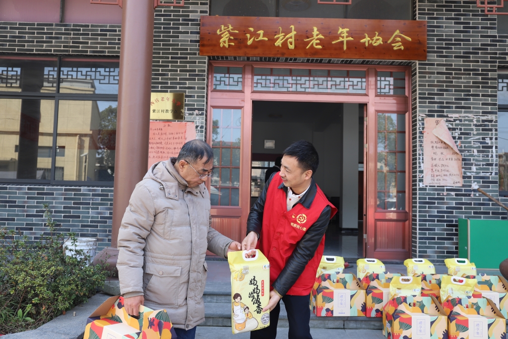 暖春意，，，，，敬老情-w66利来多年坚持慰问孤寡老人